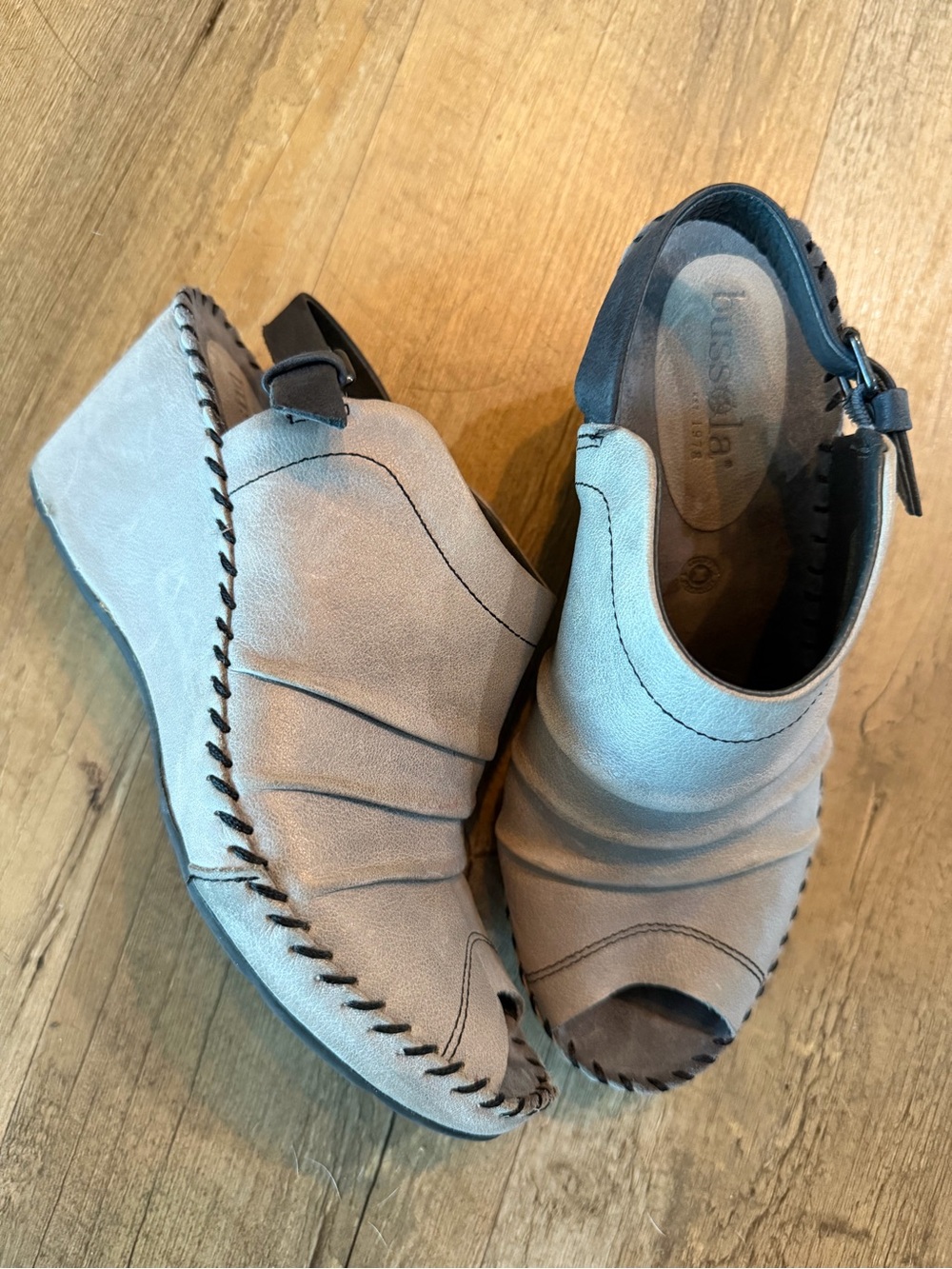 Bussola Leather Wedges